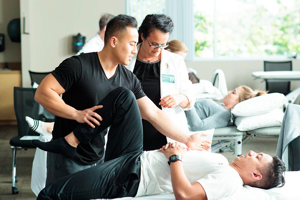 The physical therapist who applies manual therapy North York is a person trained